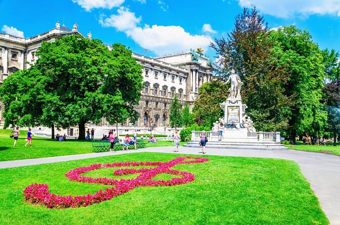 A box for a romantic walk in the city center of Vienna - Key things to love about the Love in Vienna walk