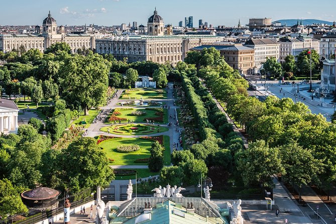 Bicycle tour - Vienna Complete - Schwarzenbergplatz and the Johann Strauss statue: monuments you can reach fast
