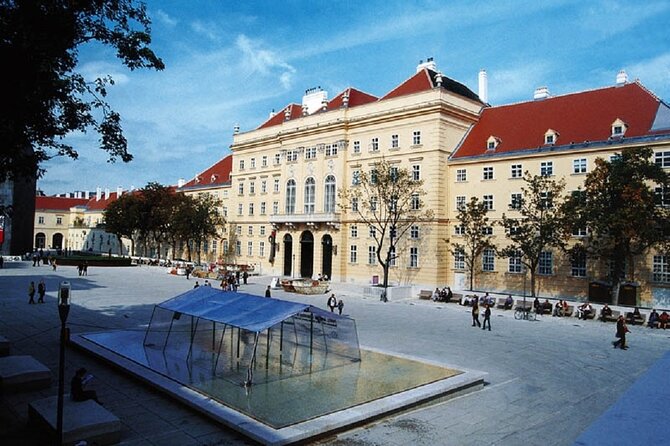 Fun & mobile scavenger hunt through Vienna - Stop 3: Votivkirche to Keep Momentum