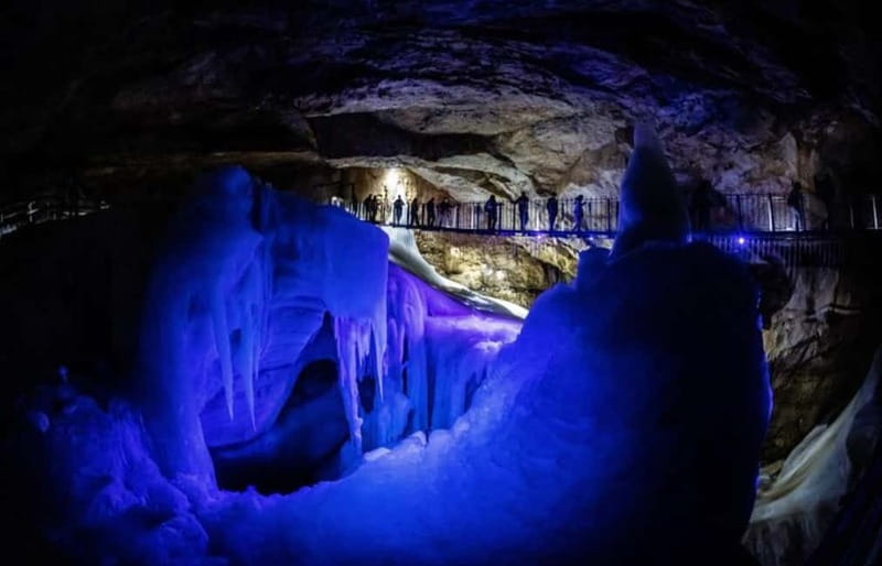 Hallstatt & Ice Cave & 5 fingers Private Trip From Salzburg - Inside the ice: why the rope bridge and 30 m drop matter