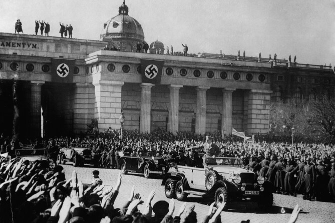 Historical Hitler Walking Tour of Vienna - How Long It Feels: Pace, Indoor Warm-Ups, and Hearing the Guide