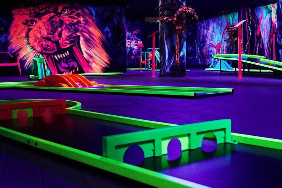 Innsbruck: 3D Mini Golf with Dazzling Light Effects - Inside Innsbruck’s 3D mini golf, built for rain-proof fun