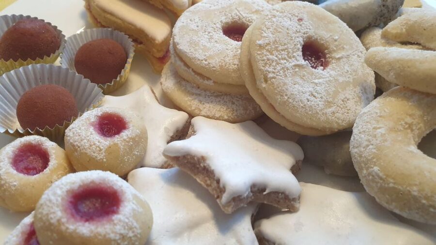 Innsbruck: Christmas Tour with a licensed guide - Innsbruck old town, oldest Christmas market, and the Golden Roof
