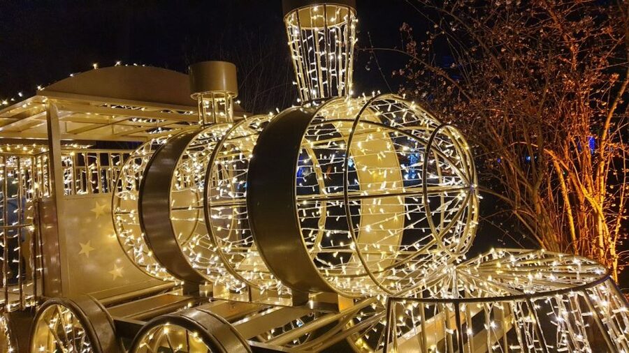 Innsbruck: Christmas Tour with a licensed guide - Tasting mulled wine and fried dough pastry, and how to handle your appetite