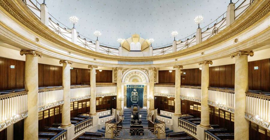 Jewish Vienna: City Synagogue Guided Tour - Entering the City Synagogue: 1826, Emperor permission, and Kornhäusel