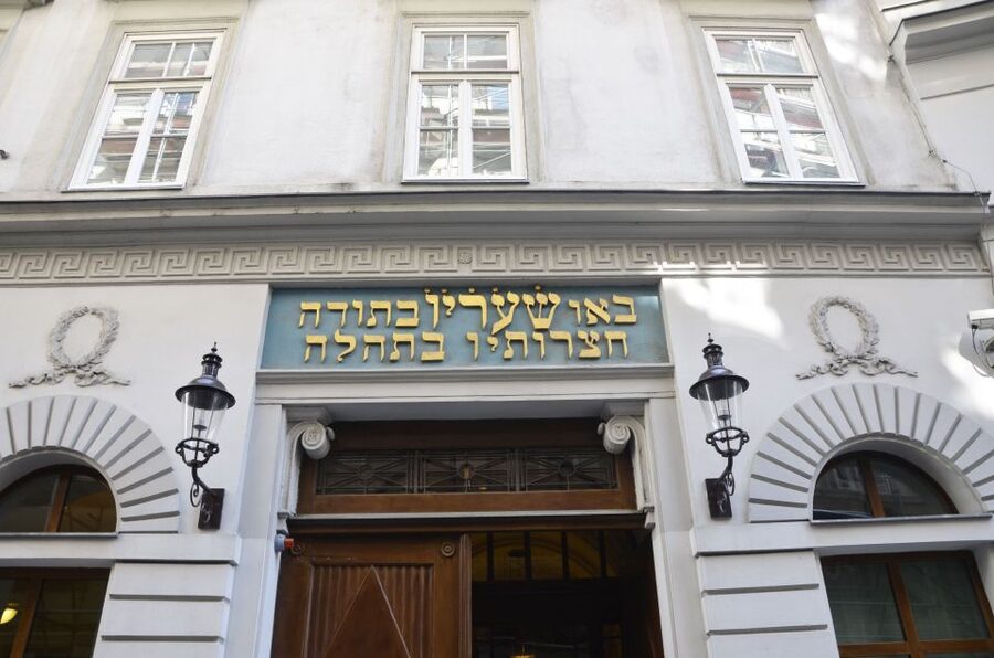 Jewish Vienna: City Synagogue Guided Tour - How the guide explains Judaism, praying habits, and holidays