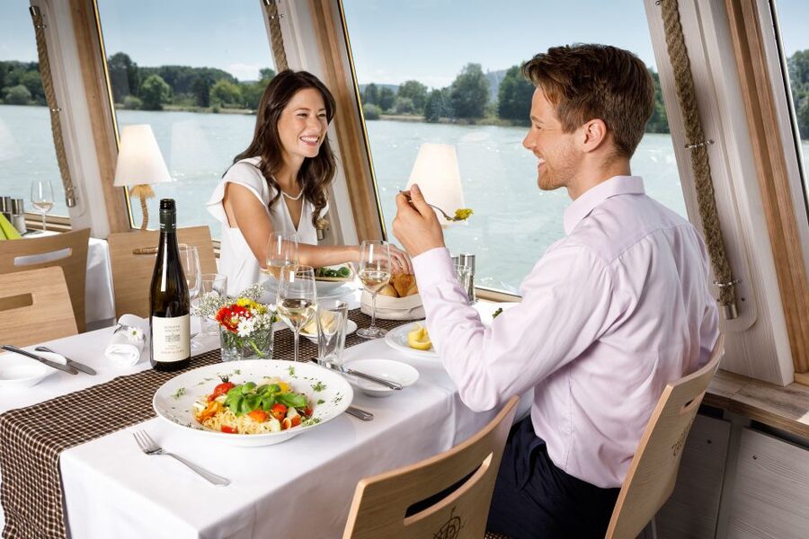 Krems: Wachau Valley River Cruise with 3-Course Meal - The seasonal 3-course meal and the Wachau wine