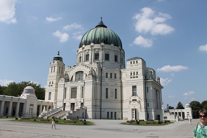 Mobile puzzle rally tour at the Vienna Central Cemetery - Why the cemetery feels endless: the size puzzle and route navigation