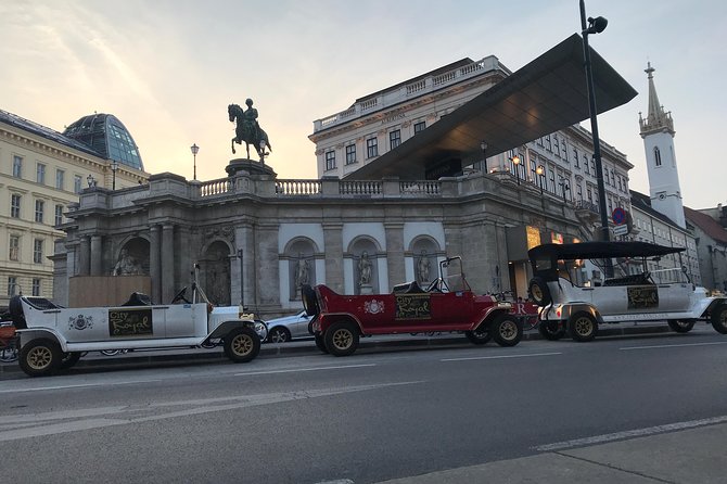 Oldtimer Tour Vienna Gold Tour - Riding in a convertible: comfort, visibility, and photo reality