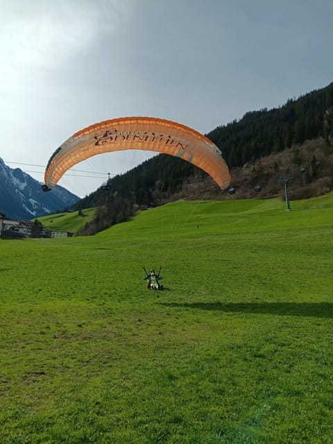 Paragliding Tandem Flight - Briefing and gear: the part that makes or breaks your nerves