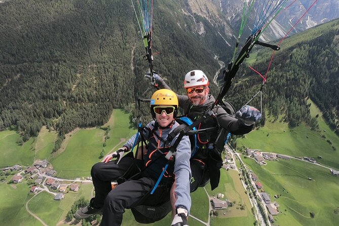 Paragliding & Tandemflüge with World Champion & Team, Stubaital - The 10-meter run, then you are up: what tandem paragliding feels like