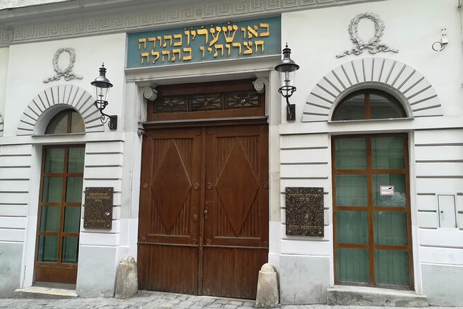 Private Jewish Vienna Walking Tour - Stop 3: Leopoldstadt’s destroyed temple memorial with four white columns