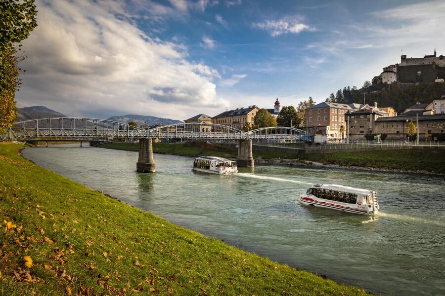 Salzburg: Amphibious Splash Tour on Land & on Water - Leopoldskron Palace and the lake views linked to The Sound of Music