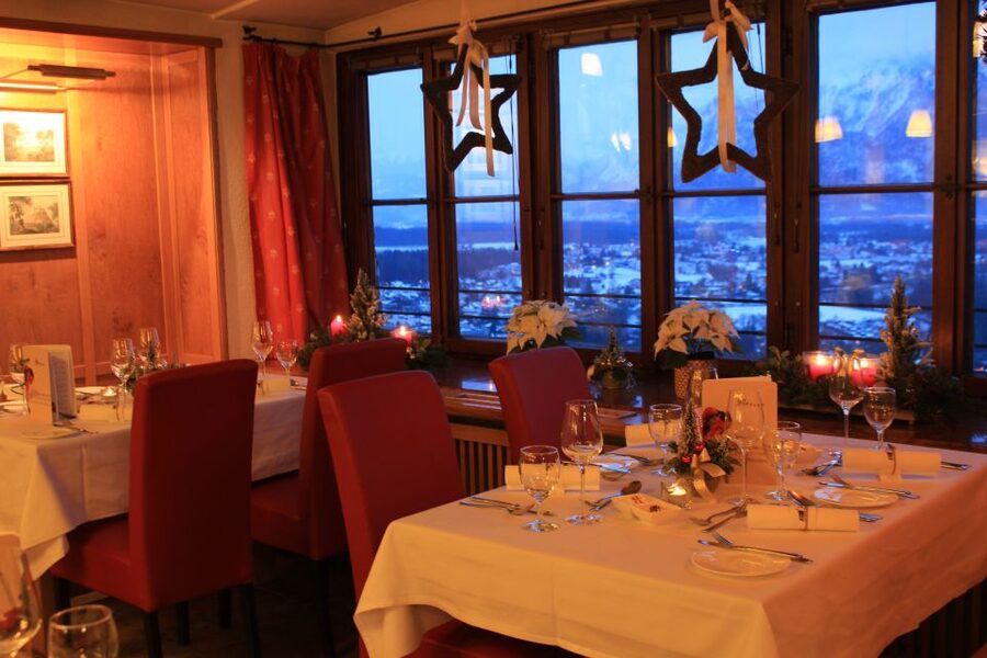 Salzburg: Christmas/Advent Concert & Dinner - Fortress Hohensalzburg at night, where the holiday feeling sticks