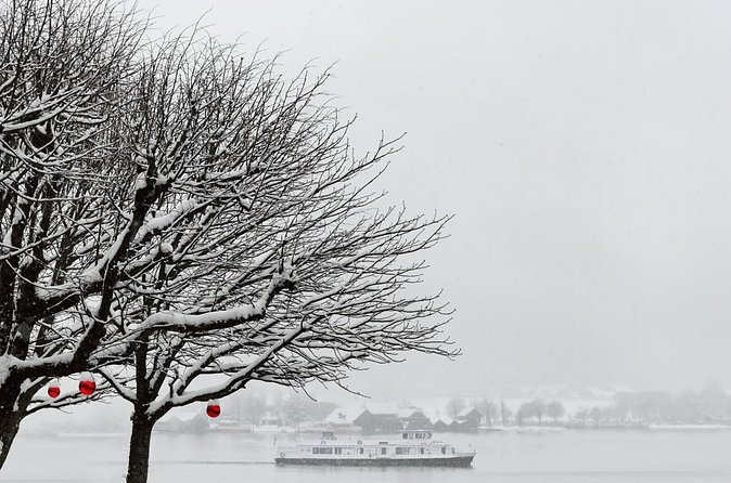Salzburg Christmas Markets Day Trip from Vienna - Mondsee as a quick alpine reset in a picturesque center