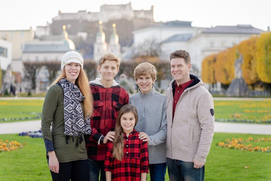 Salzburg City: private photoshoot at Salzburgs landmarks - The 1-hour route: from Pegasusbrunnen to Sphaera