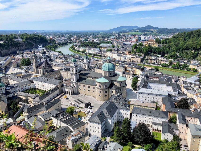 Salzburg: Express Walk with a Local in 60 minutes - Group size, pacing, and how the route adapts