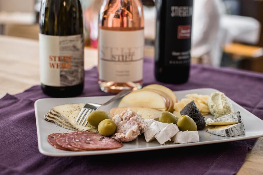 Salzburg: Guided Wine Tasting in a Hidden Wine Bar - The 45-minute tasting: how your 3-wine flight works