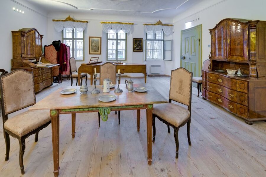 Salzburg: Life of Mozart Private Guided Walking Tour - Languages, private pacing, and who this tour suits best