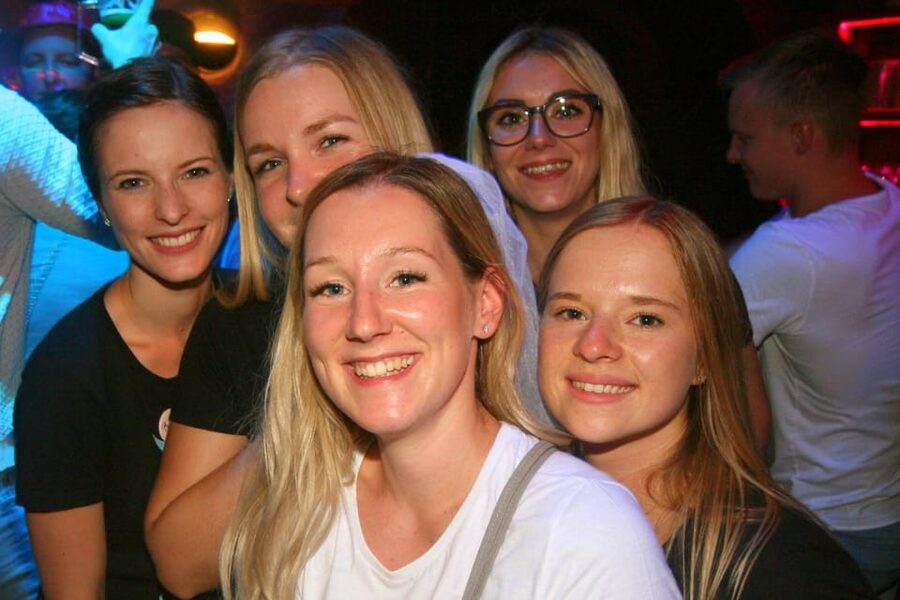 Salzburg: Pubcrawl Tour through best Bars and Clubs in Town - Where you meet: bistro box and VomFASS near Linzer G. 68