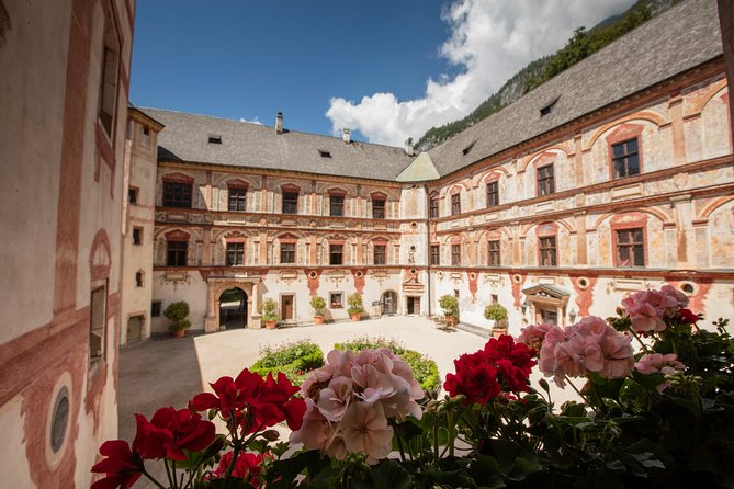 Schloss Tratzberg – Hörspielführung - Entering the schloss: what your audio tour actually guides you through
