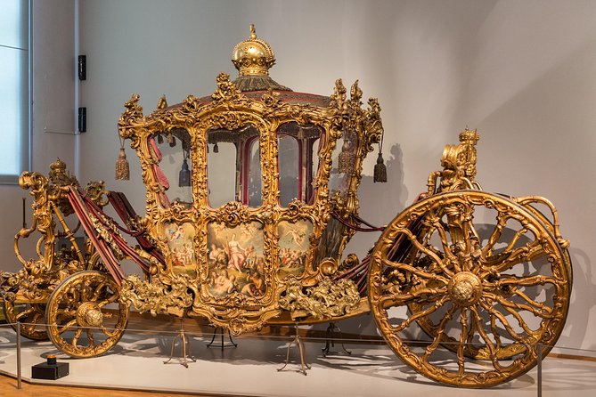 Skip the Line:Imperial Carriage Museum by Schönbrunn Kaiserliche Wagenburg Wien - Timing it right, and the narrow hallway reality