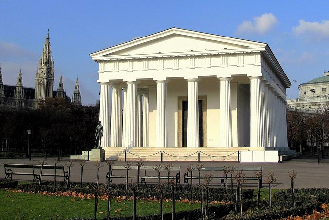 Vienna at First Glance a Private Walking Tour for First Timers - Stop 4: Osterreichisches Parlament, 19th century historicism in one glance