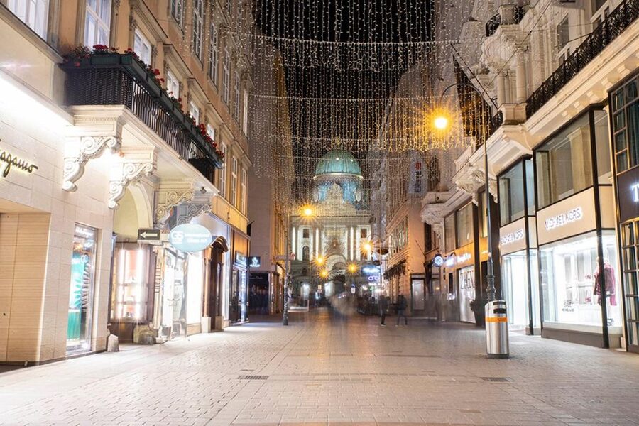 VIENNA AT NIGHT: Photo Tour of the Most Beautiful Buildings - Vienna old-town highlights at night: what each photo moment is really for