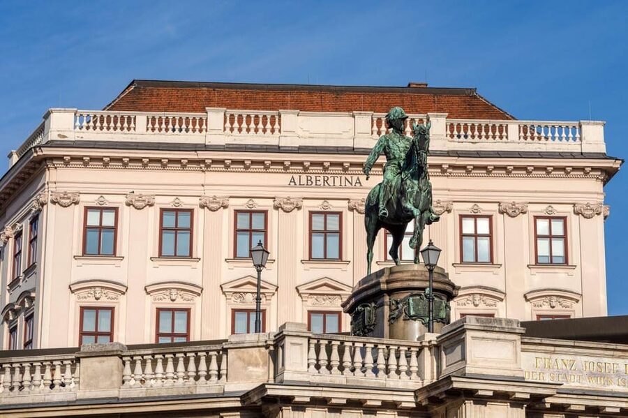 Vienna Audioguide - TravelMate app for your smartphone - Vienna State Opera, Parliament and Rathaus, and Prater for a Change of Tempo