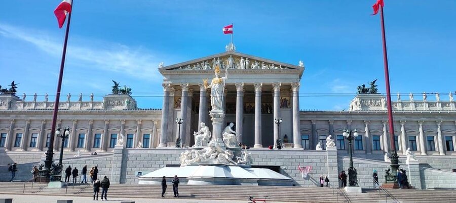 Vienna Audioguide - TravelMate app for your smartphone - Belvedere, Secession Building, and Karlskirche for Architecture People