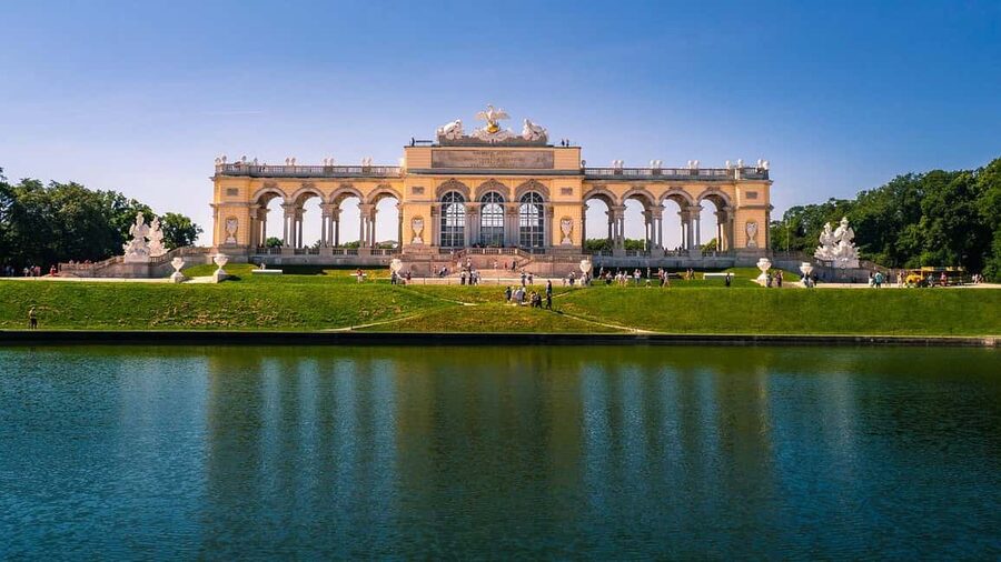 Vienna: Best of Vienna in 2 Hours with a Local - St. Stephen’s Cathedral and the Opera area: the quick-hit photo logic