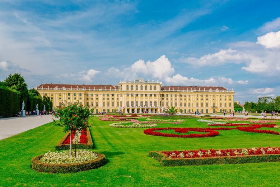 Vienna: Bus & Schönbrunn Palace Skip-the-Line Guided Tour - Ringstraße by bus: the easiest way to connect the dots