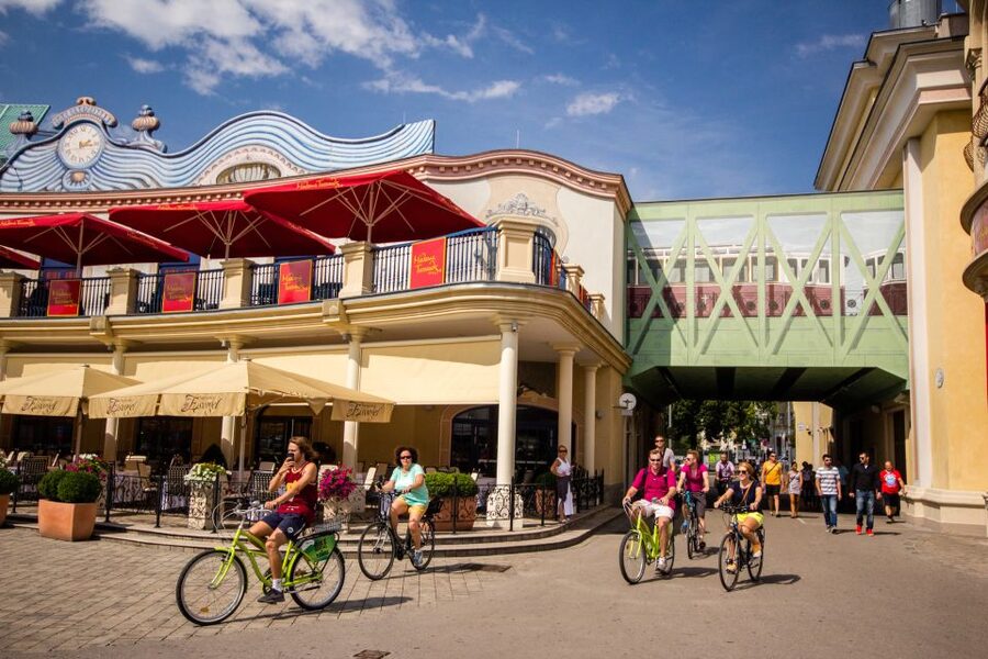 Vienna by Bike 3-Hour All-In-One City Bike Tour in English - Hundertwasserhaus: where the tour gets playful