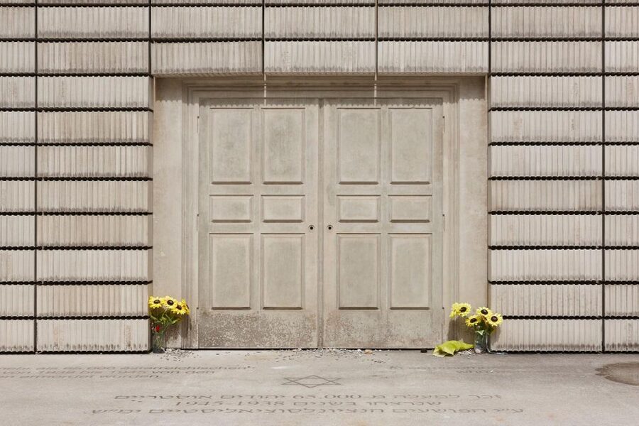Vienna Central Cemetery Walking Tour with Transfers - What it feels like on the ground: pace, attention, and personal guidance