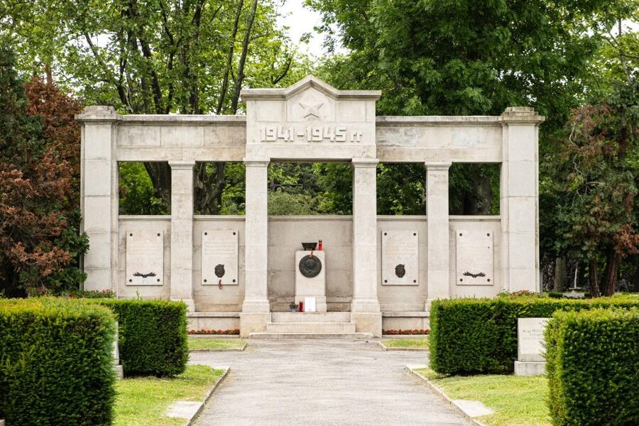 Vienna Central Cemetery Walking Tour with Transfers - Meeting the guide at the main gate, then starting without confusion