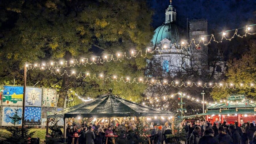 Vienna: Christmas Market Food and Drinks Tour - Using Vienna’s Public Transport Like a Local (Even in Winter)