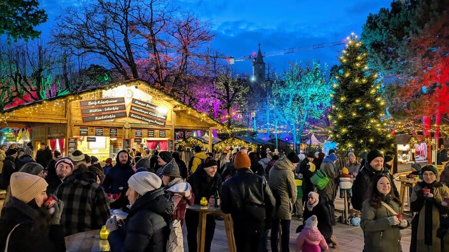 Vienna: Christmas Market Food and Drinks Tour - Guide Gloria and the Small-Group Pace That Makes It Feel Like a Real Walk