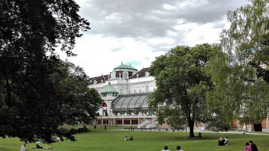 Vienna: City Highlights Guided Walking Tour & Old Town - Choosing Between Carré d’artistes and Römermuseum for Your Start