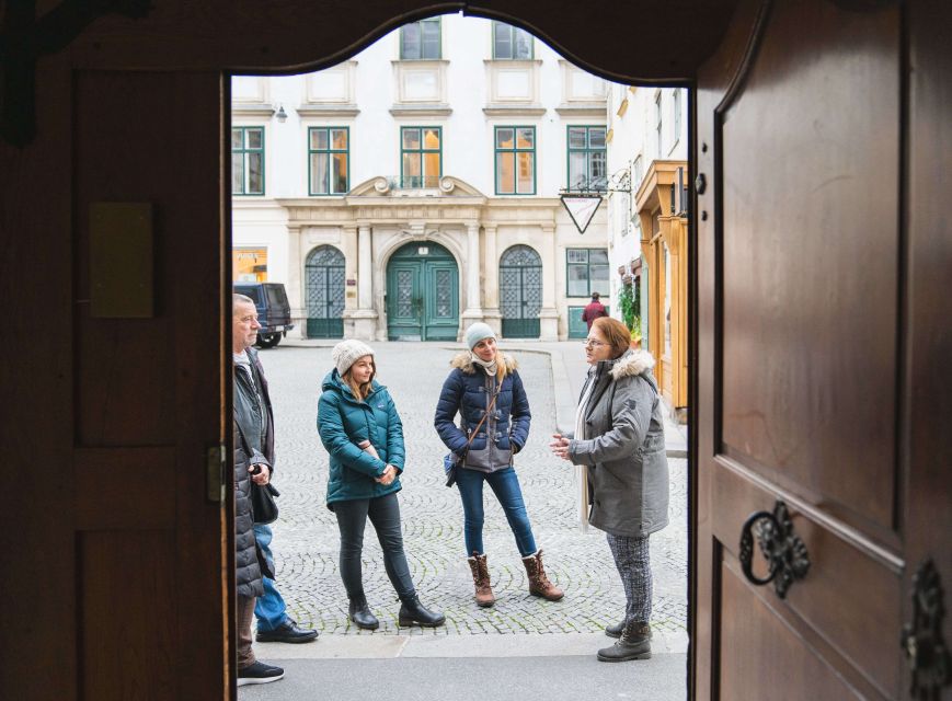 Vienna: Educational Walk Exploring Homelessness - No shelters, no display, just explanation
