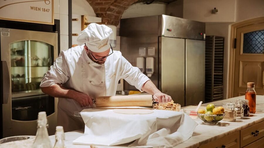 Vienna: Gerstner KuK Hofzuckerbäcker Baking Show & Tasting - The 20-minute strudel show, step by step in plain English