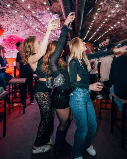 Vienna: Guided Pub Crawl with Club Entry - ra’mien Bar and the Final Club Entry: From Drinks to Dance Floors