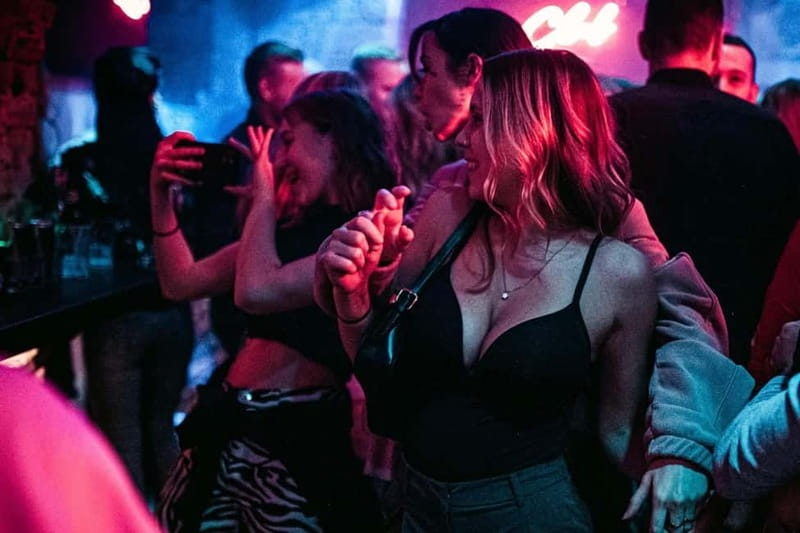 Vienna: Guided Pub Crawl with Club Entry - Magazine Bar or Stehachterl Cocktail Bar for 1 Hour: Style Shift, Not a Full Stop