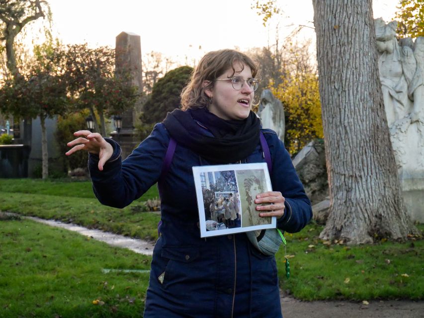 Vienna: Guided Walking Tour of the Central Cemetery - Central Cemetery in two hours: what you are really buying