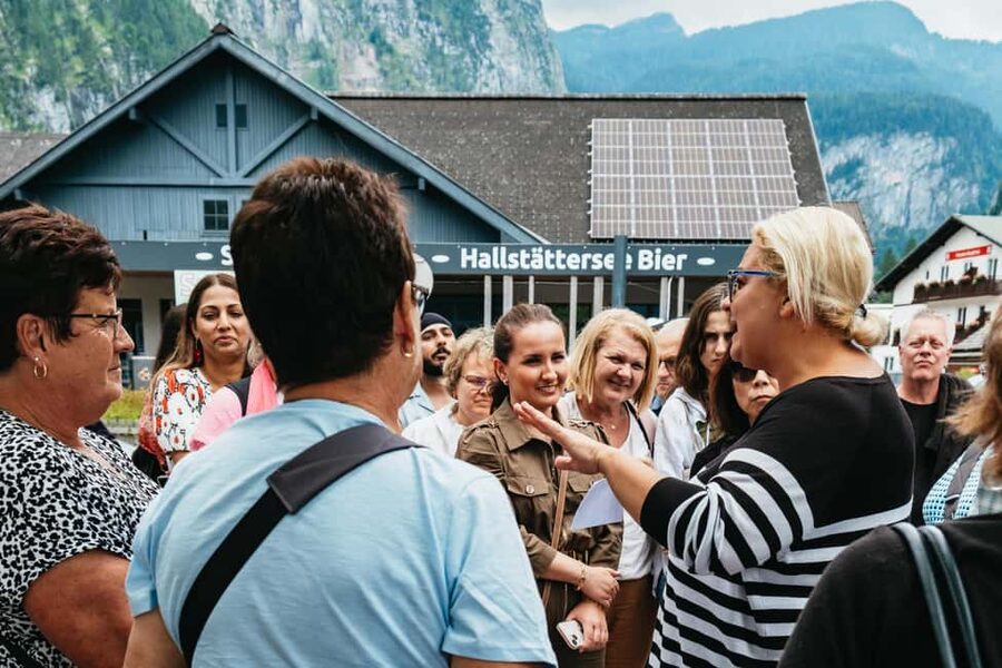 Vienna: Hallstatt & Alpine Peaks Day Trip with Skywalk Lift - Schloss Ort: the quick castle stop with the famous wooden bridge