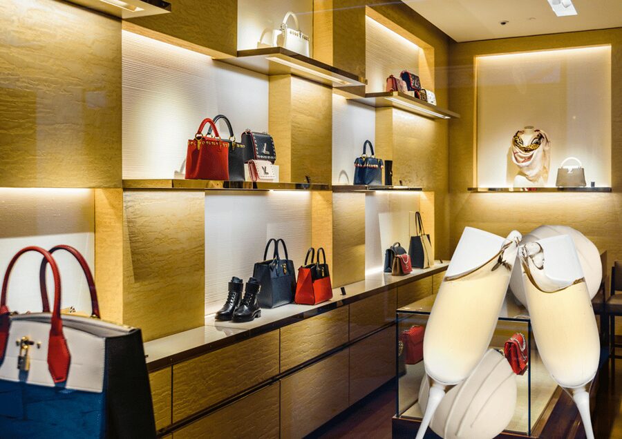 Vienna: Luxury Vintage Fashion Walking Tour - Private shopping at Otentiks: where the tour sells the fantasy
