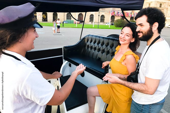 Vienna Oldtimer Tour (60 min) Incl. bottle of Prosecco - Around Parliament, Burgtheater, and City Hall like a civic postcard