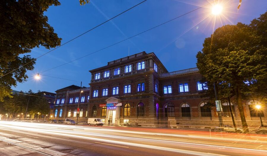 Vienna: Panoramic Night Tour by Bus - Meeting point at the Opera, and avoiding the common “where is it?” moment