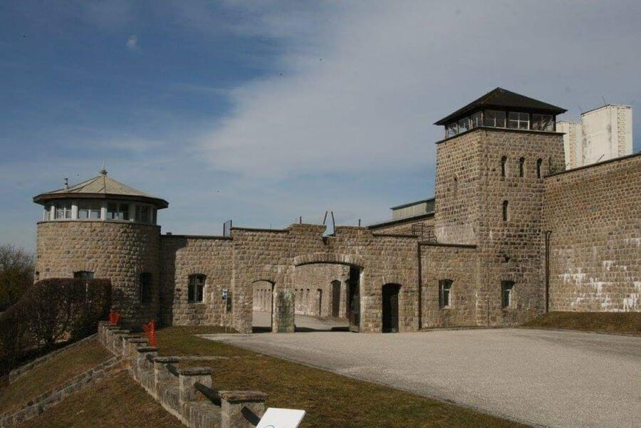 Vienna: Private tour Mauthausen and Linz - Private Jeep to Mauthausen and Linz: the basic idea