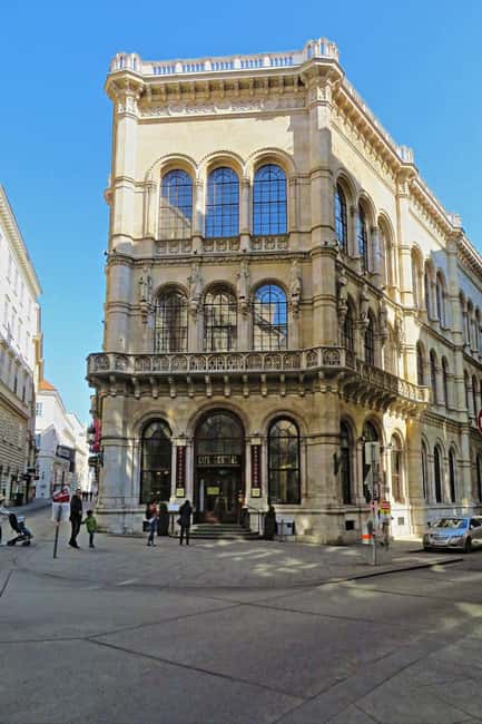 Vienna: Private Walking Tour of the Historic Center - Practical walking details: rain, pace, shoes, and what not to bring