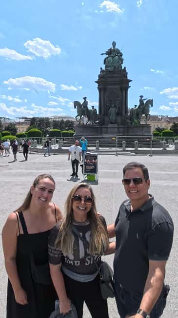 Vienna: Private Walking Tour with a Local Guide - Outdoor markets and food stops that save you meals